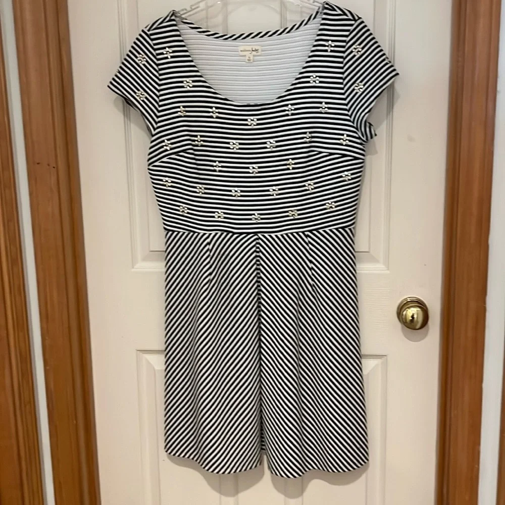Maison Jules Black and white darling dress. Not quite mini but to your knees. - Picture 1 of 5